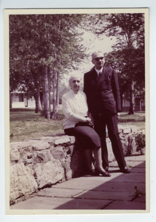 Kurt Gödel mit seiner Mutter in Princeton