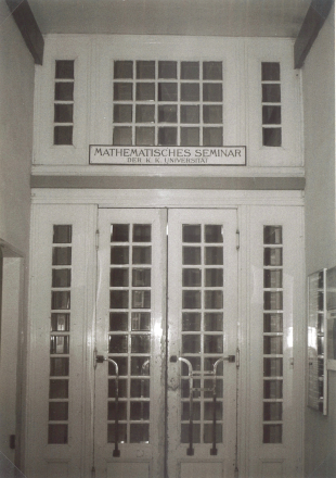 Eingangstür des Mathematischen Seminars der Universität Wien, Boltzmanngasse 5. Treffpunkt des Wiener Kreises von 1924 bis 1936. © Wiener Kreis Gesellschaft