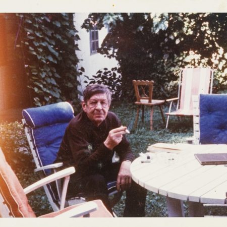 W. H. Auden im Garten seines Hauses in Kirchstetten, Landessammlungen Niederösterreich CC BY 4.0.