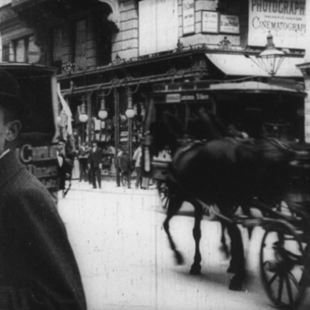 Entrée du Cinématographe, à Vienne. Aufnahmen der Société Lumière; gedreht im Frühjahr/Sommer 1896
